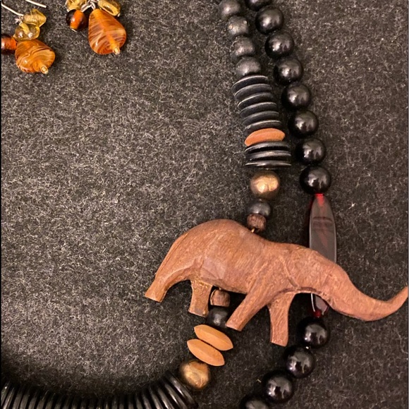 Two wooden pendant and beads statement necklaces with matching earrings - Picture 4 of 9